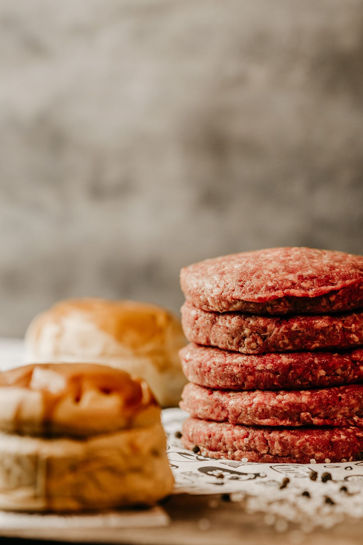 Üst üste yerleştirilmiş çiğ hamburger köfteleri — temsili stok fotoğraf; Dörtyol ürün çekimi değildir