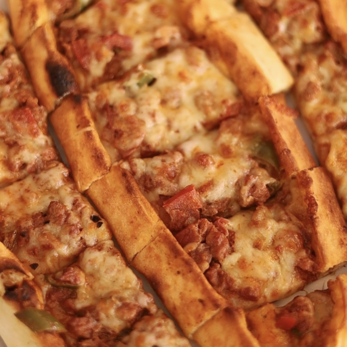 Kuşbaşı kaşarlı pide